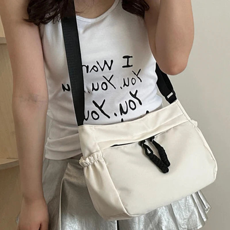 Women's handbag is suitable for daily outings, travel and photography. It has two color shoulder straps and adjustable design.