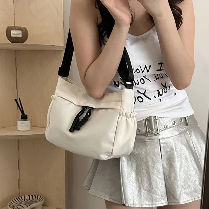 Women's handbag is suitable for daily outings, travel and photography. It has two color shoulder straps and adjustable design.