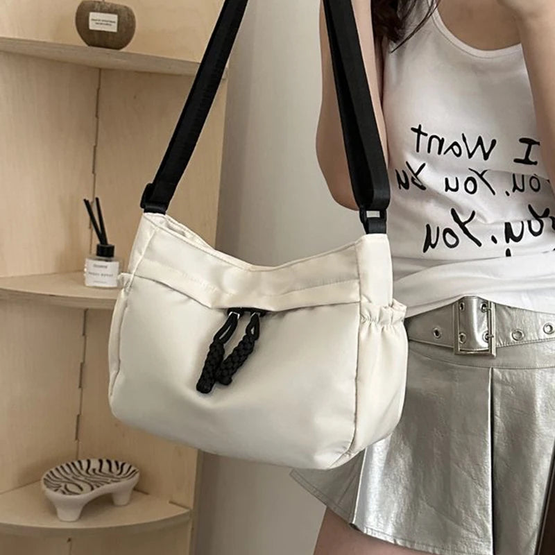 Women's handbag is suitable for daily outings, travel and photography. It has two color shoulder straps and adjustable design.