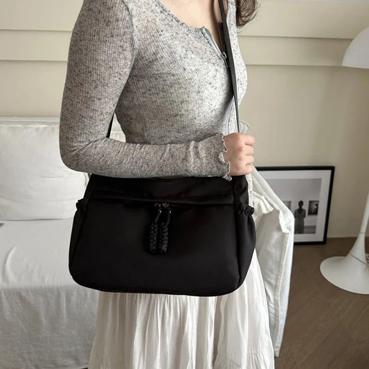 Women's handbag is suitable for daily outings, travel and photography. It has two color shoulder straps and adjustable design.